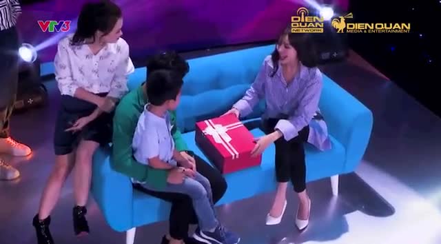 Video: Ninh Dương Lan Ngọc hốt hoảng khi bé 9 tuổi mang trăn lên sân khấu