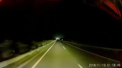 Hoảng hồn xe tải bật đèn pha, phóng ngược chiều trên cao tốc Hà Nội - Lào Cai