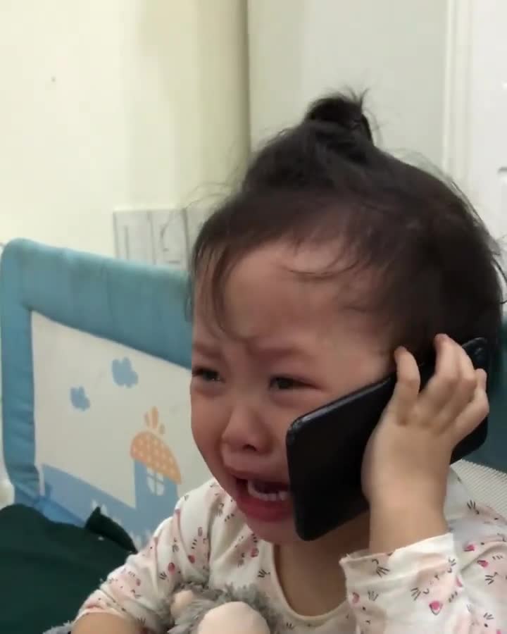 Video: Cô bé 3 tuổi khóc lóc gọi điện mách ông nội vì bị bố trêu