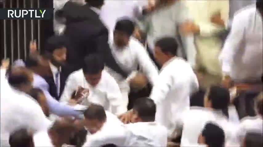 Ẩu đả tập thể tại phiên họp quốc hội Sri Lanka khiến nghị sĩ nhập viện