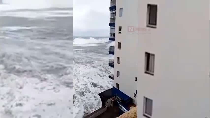 Khoảnh khắc cột sóng cao 12m đánh sập vào ban công căn hộ