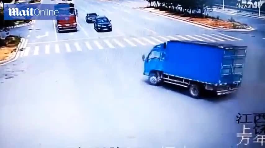 Người đàn ông thoát nạn sau khi bị 2 xe tải tông liên tiếp giữa ngã tư