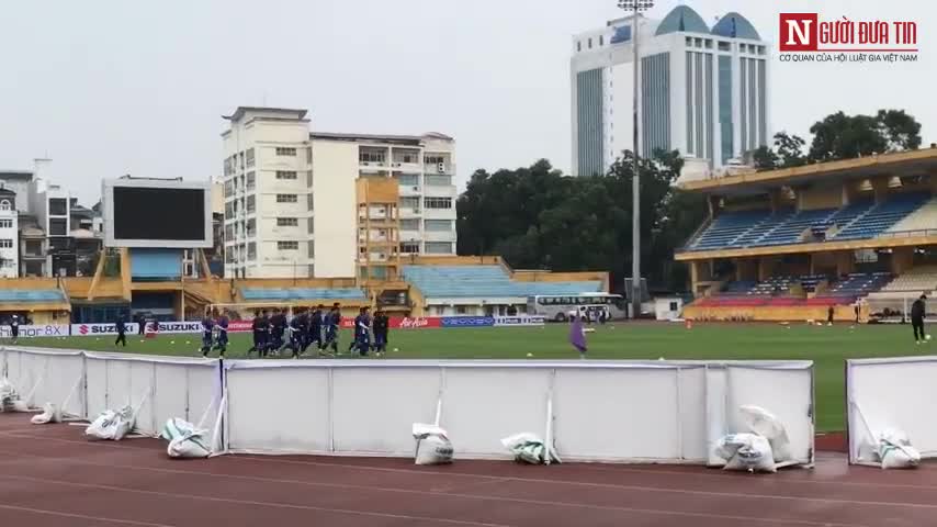 Đội tuyển Việt Nam tập kín dưới mưa