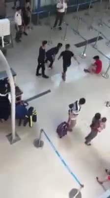 Clip: Nhân viên sân bay bị hành khách tát vào mặt, đạp chân lên người