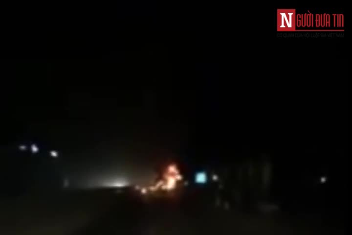 Video: Xe đầu kéo bốc cháy trước trạm CSGT
