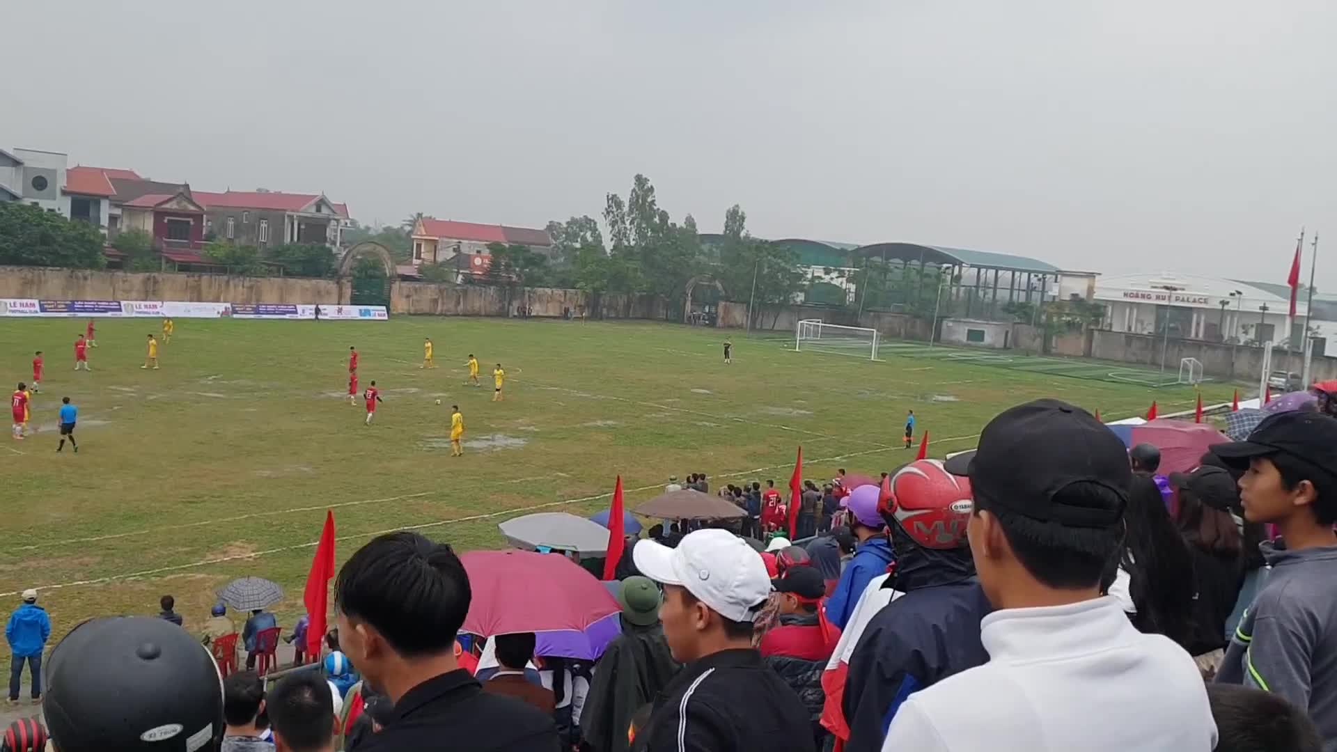 Video: Hàng nghìn người hâm mộ Quảng Bình đội mưa xem các cầu thủ CLB SLNA đá bóng từ thiện