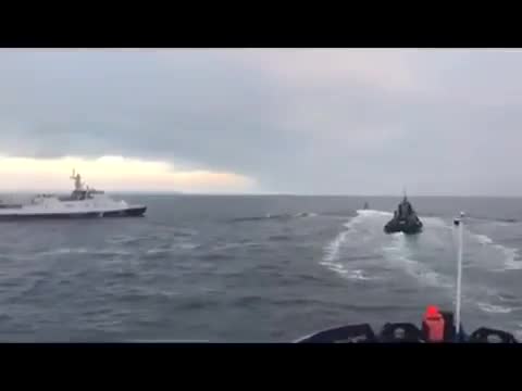 Video: Khoảnh khắc tàu Nga đâm tàu Ukraine