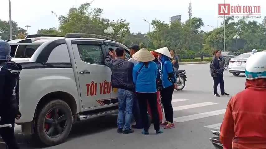 Dân phe vé quây kín người hâm mộ trước cổng VFF