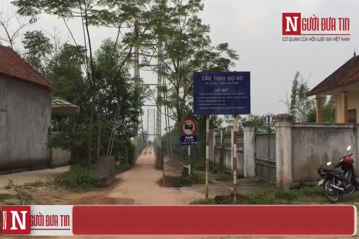 Video: Thót tim đi qua cầu treo xuống cấp trầm trọng ở Nghệ An