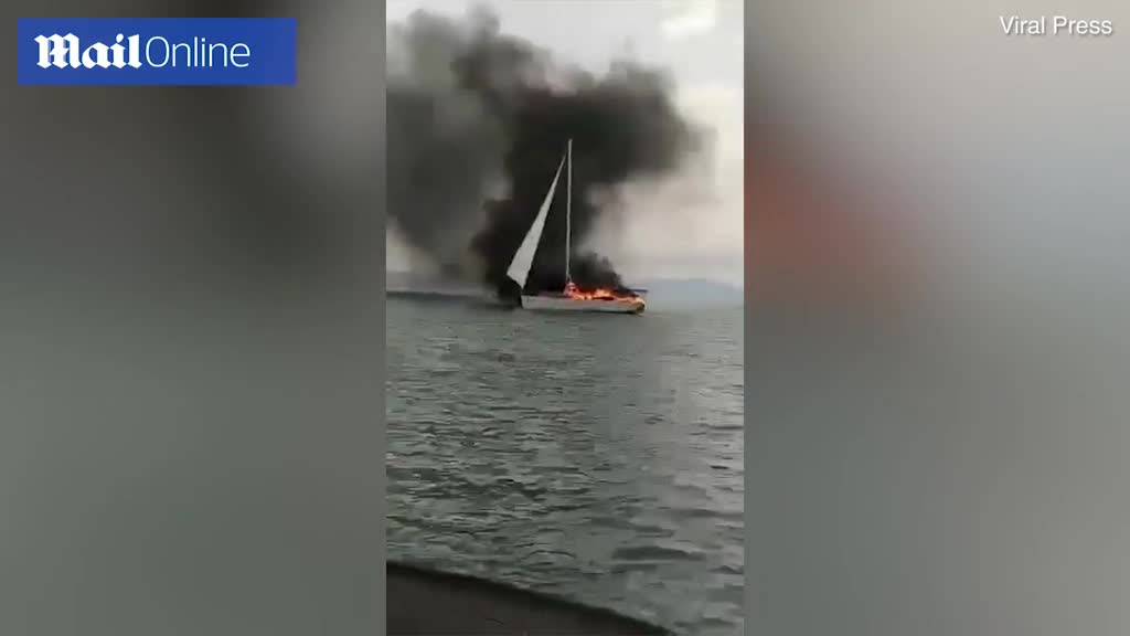 Du thuyền cháy ngùn ngụt giữa biển vì bị sét đánh