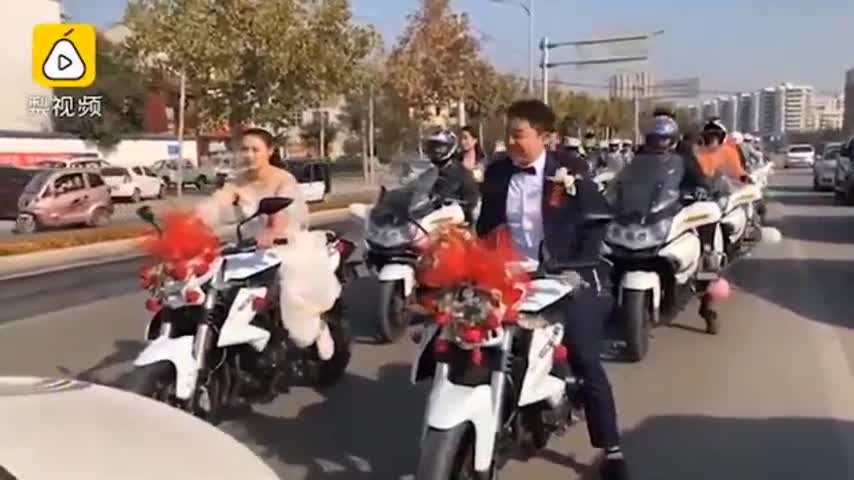 Cô dâu tự lái xe máy theo chú rể về dinh