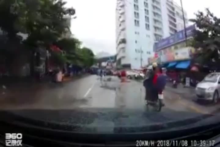 Va chạm giao thông, người điều khiển xe máy rút dao chém đối thủ
