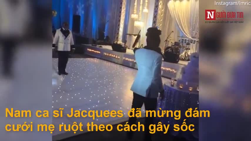 Nam ca sĩ vứt cả đống tiền ra sàn nhà để mừng đám cưới mẹ
