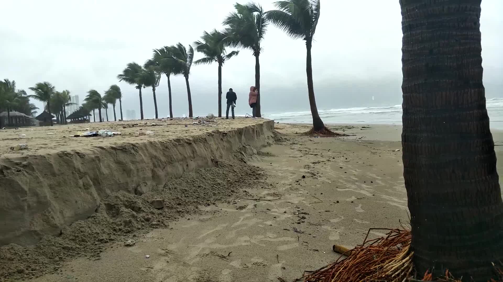 Cận cảnh bãi biển bị xé toạc sau cơn mưa gây ngập lịch sử