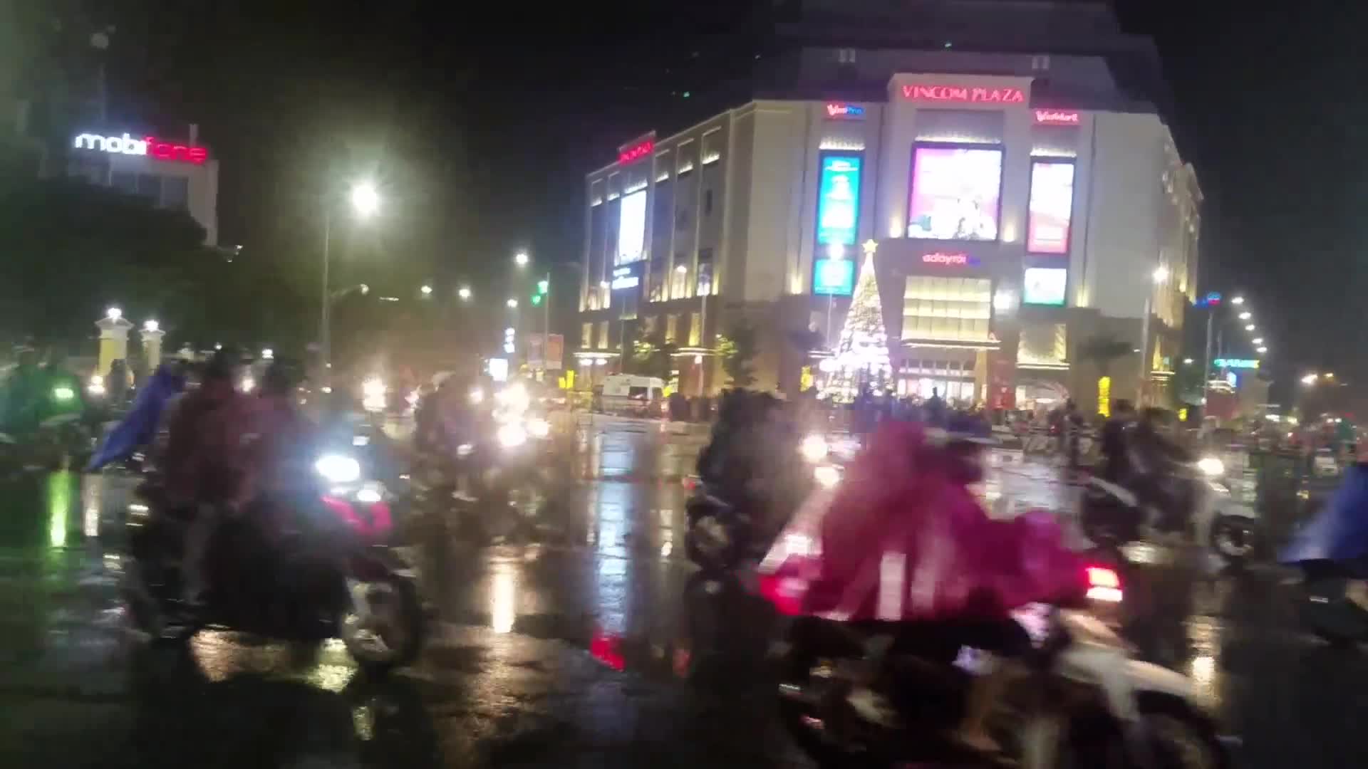 Clip hàng ngàn cổ động viên đổ ra đường chúc mừng đội tuyển Việt Nam