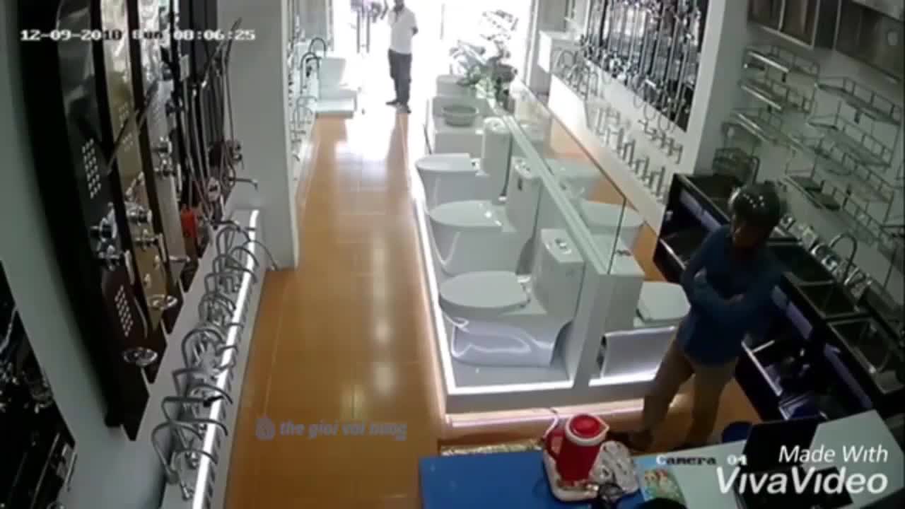 Hai thanh niên dàn cảnh, trộm điện thoại trong cửa hàng vòi nước