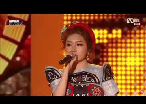 Orange tự tin hát 'Người lạ ơi' bằng tiếng Hàn trên sân khấu MAMA 2018