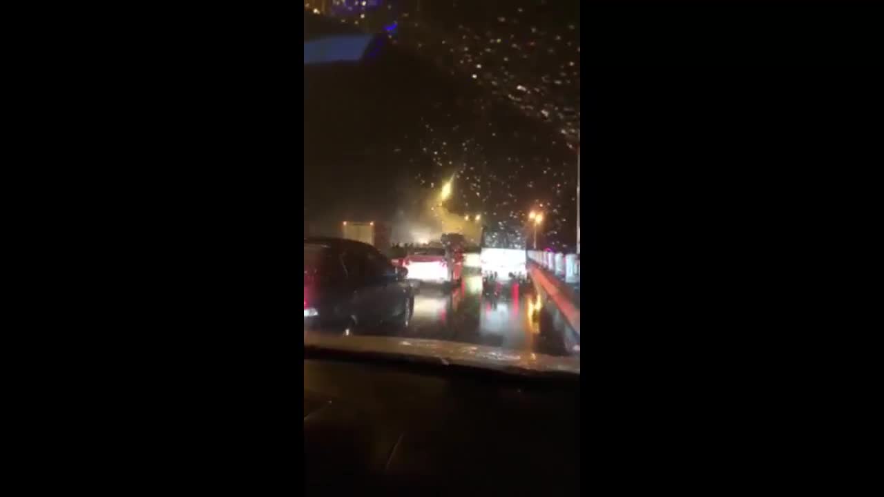 Xe khách bất ngờ cháy trơ khung trên cầu Thanh Trì