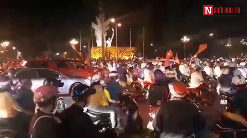 Ăn mừng chiến thắng đội tuyển Việt Nam ở Miền Tây
