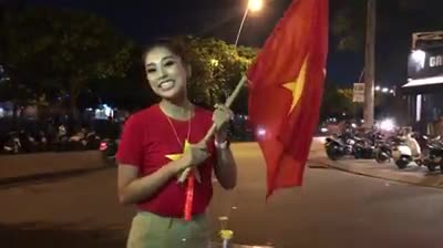 Hoa hậu Tiểu Vy xuống đường đi bão ăn mừng tuyển Việt Nam vô địch