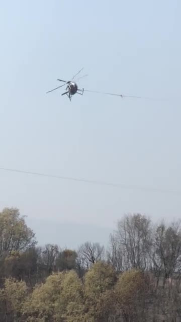 Cận cảnh màn kéo cáp điện bằng máy bay trực thăng