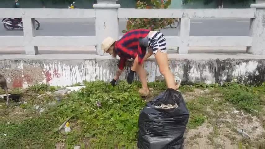 Video: Du khách nước ngoài “toát mồ hôi” nhặt rác trên bãi biển ở Nha Trang