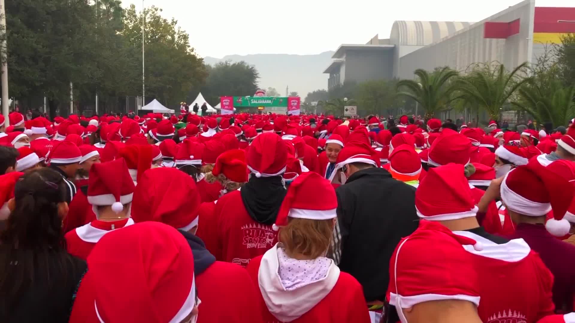 Hàng ngàn ông già Noel “nhuộm đỏ” phố phương Mexico nhân ngày Giáng Sinh 