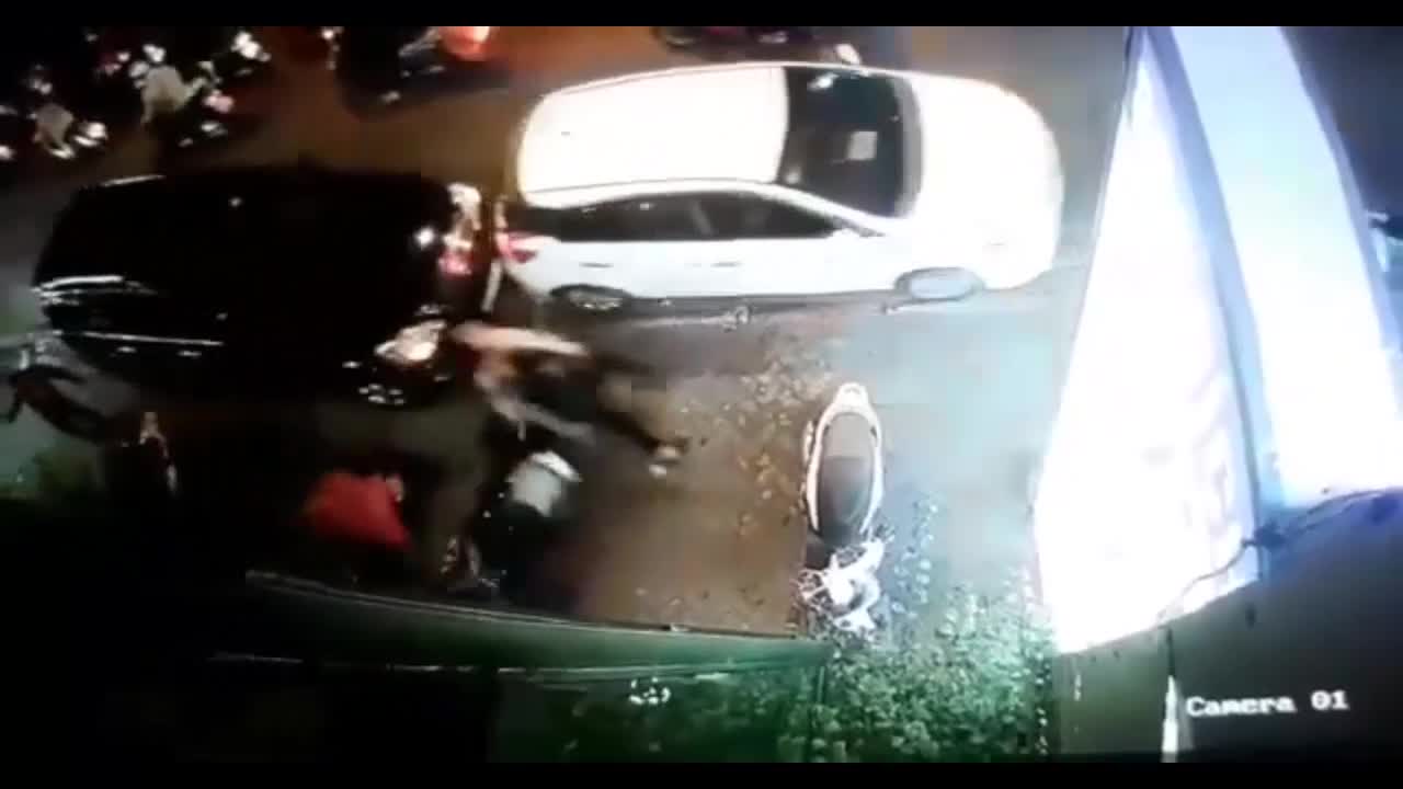 Trích camera xe Lexus gây tai nạn liên hoàn