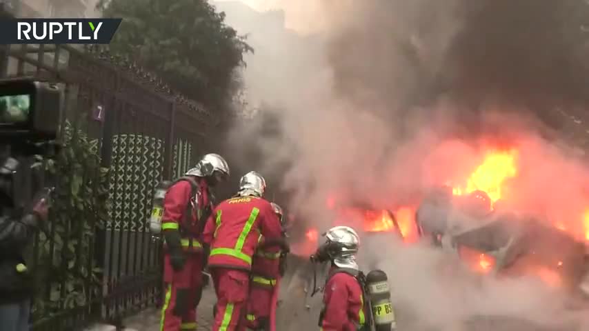 Video: Cảnh sát Pháp dập đám cháy