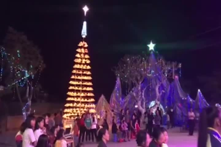 Video: Cây thông Noel độc đáo bằng 300 chiếc nón lá ở Nghệ An