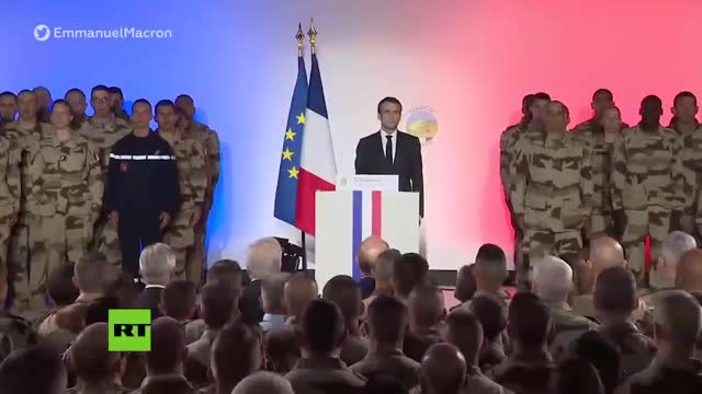Khoảnh khắc binh sĩ ngất xỉu trước mặt Tổng thống Pháp