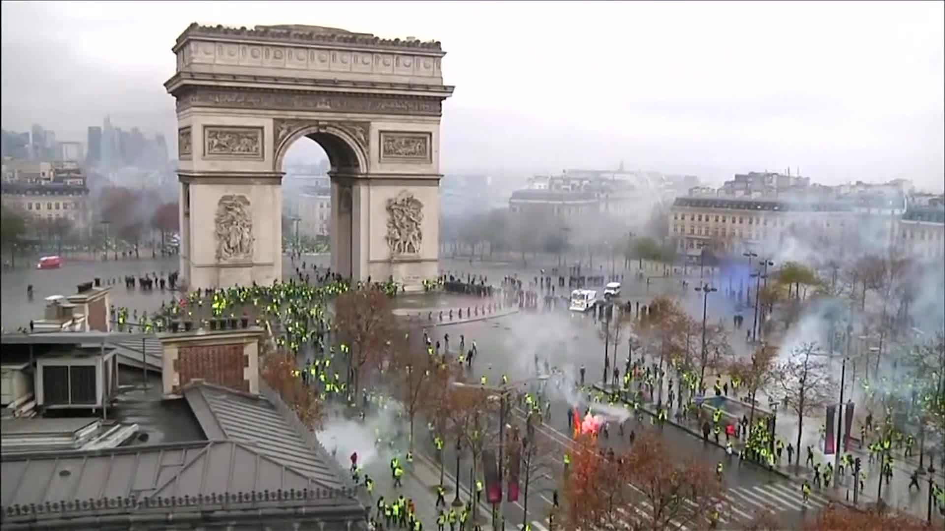 Video: Cảnh sát và người biểu tình đụng độ ở Paris 