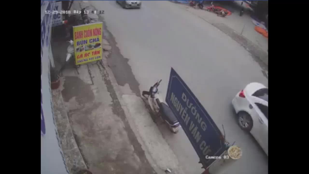 Sang đường bất cẩn, người đàn ông bị xe tải tông văng xuống đường