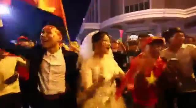 Cặp đôi hớn hở chụp ảnh cưới giữa “tâm bão” ăn mừng chiến thắng