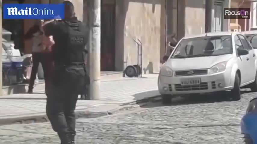 Khoảnh khắc cảnh sát bắn hạ tên cướp giải cứu cụ bà thành công