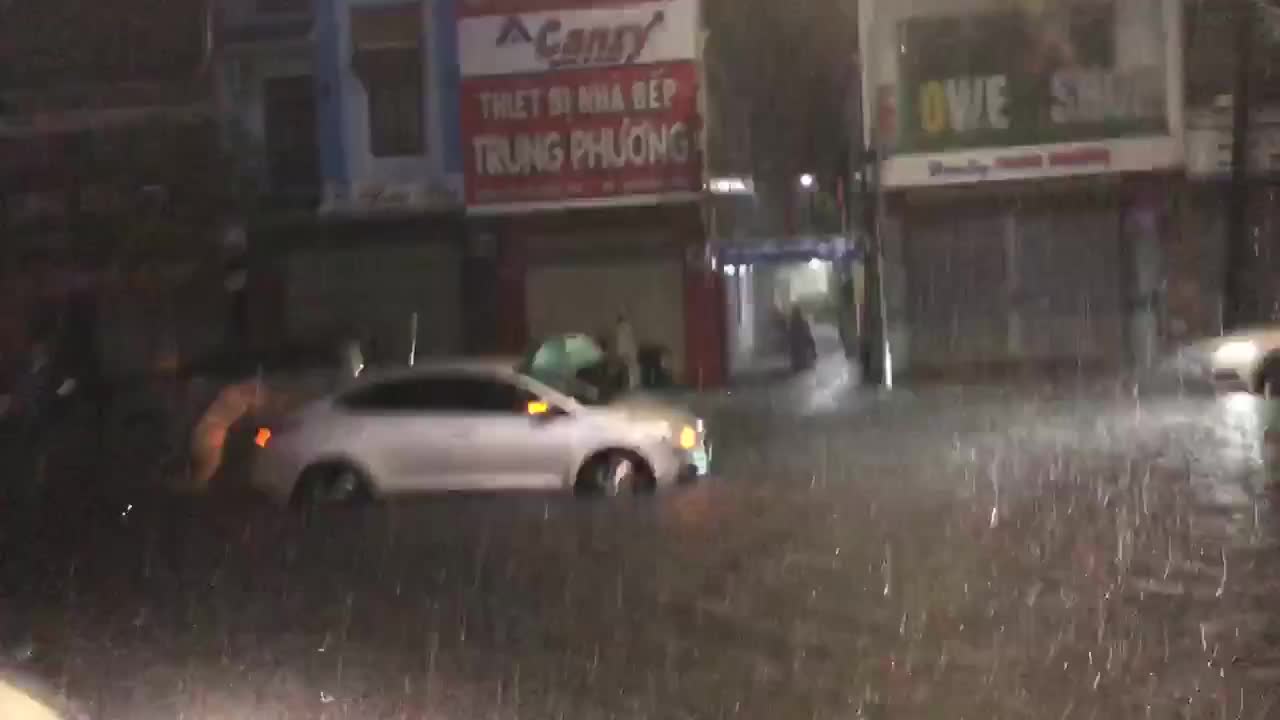 CSGT đẩy ô tô giúp dân trong mưa lớn gây sốt cộng đồng mạng