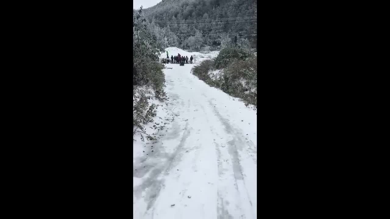 Tuyết phủ trắng Sa Pa, người dân thích thú chơi trượt tuyết