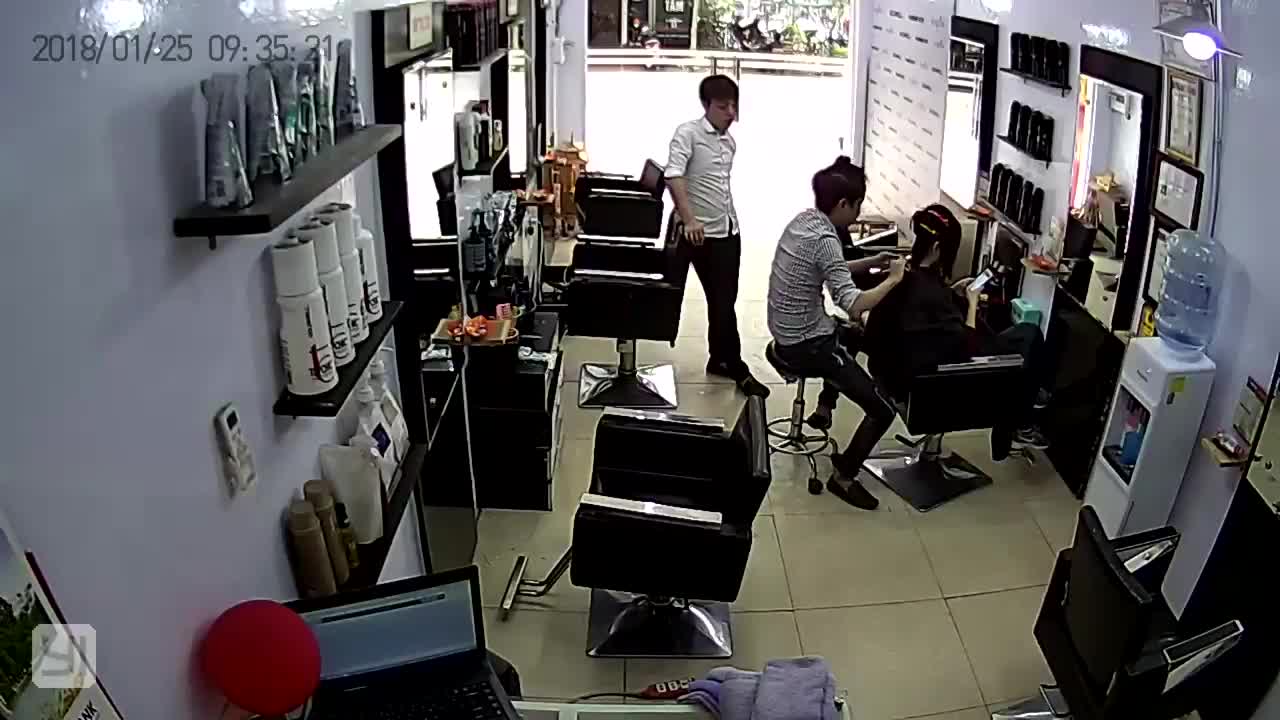 iPhone nổ tan tành trong salon tóc tại Hà Nội