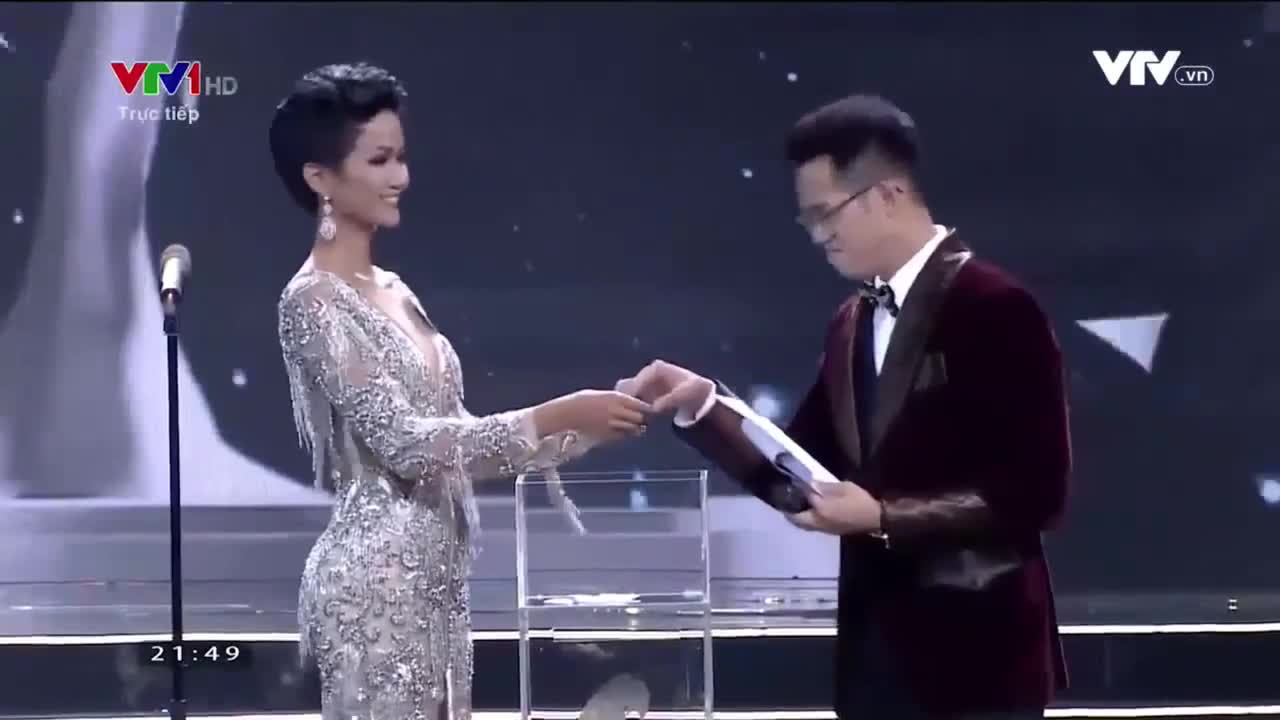 Phần thi Ứng xử của tân Hoa hậu Hoàn vũ Việt Nam 2017