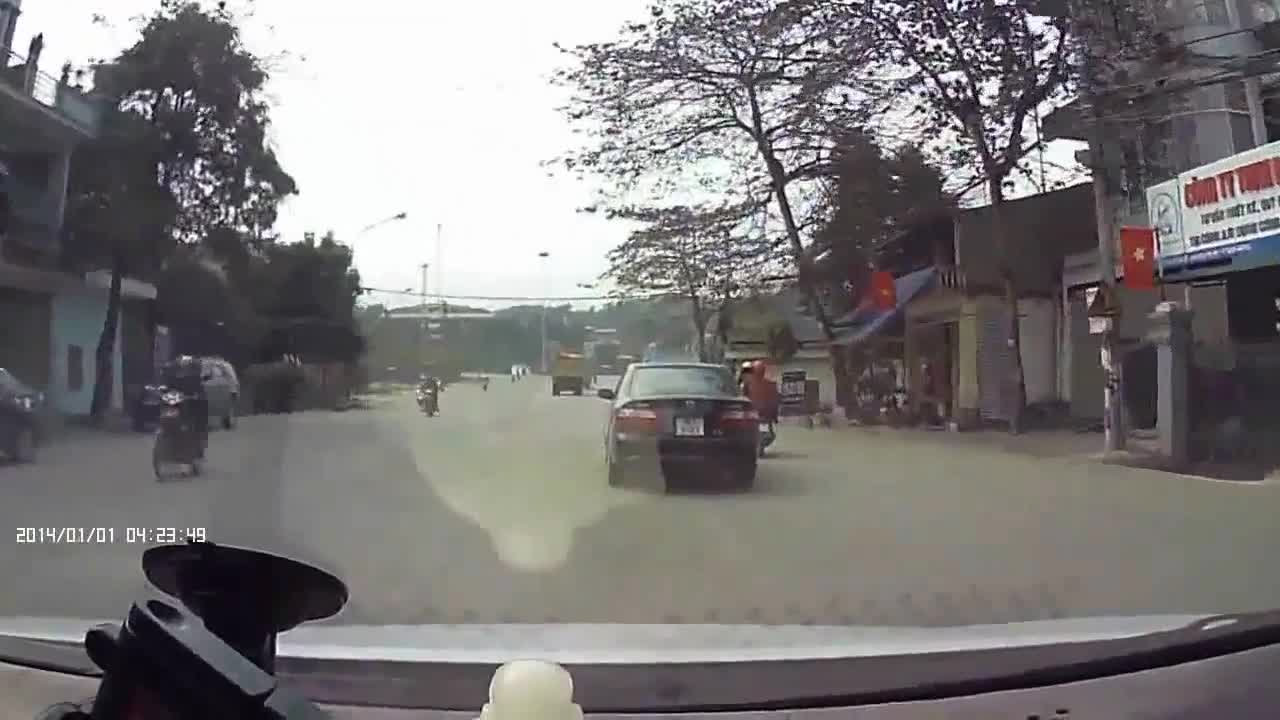 Ô tô tông trúng hai người phụ nữ đi đường rồi bỏ chạy