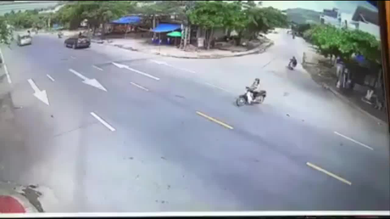Qua đường bất cẩn, người phụ nữ bị ô tô tông giữa giao lộ