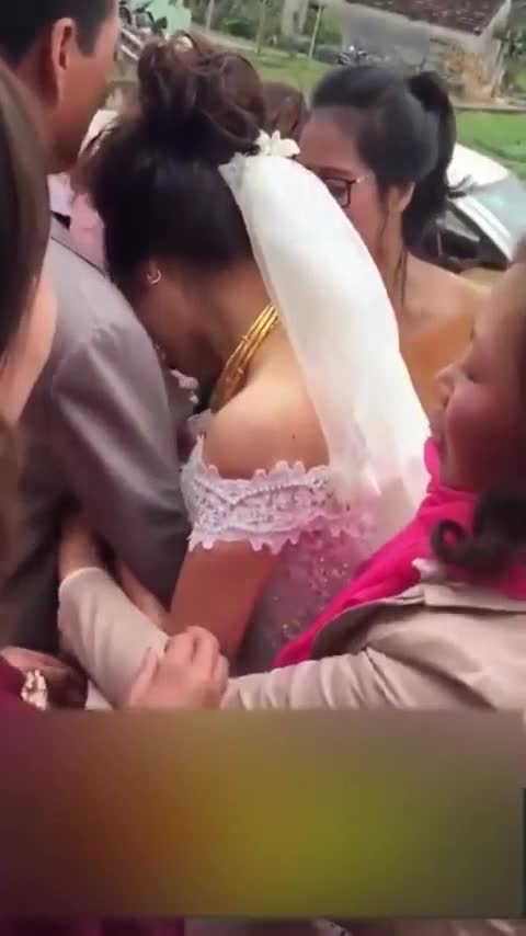 Clip: Xúc động cảnh con gái níu chặt tay bố khóc nức nở trong ngày cưới