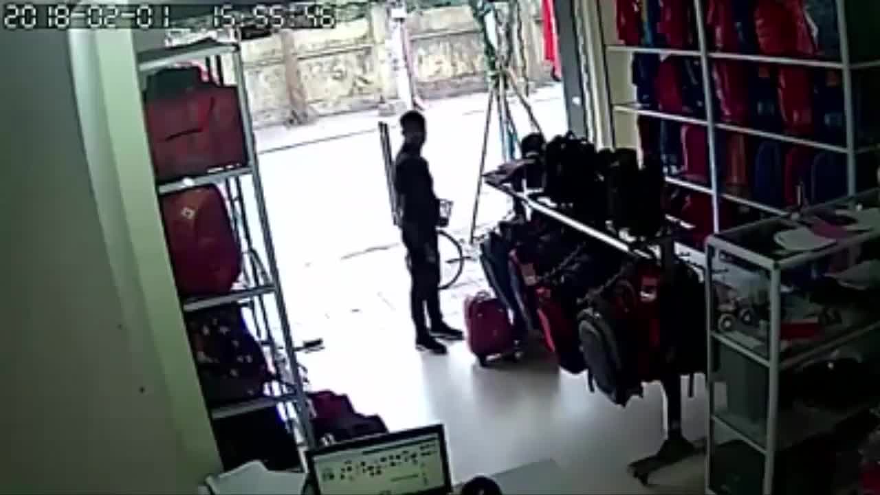 Thanh niên lẻn vào cửa hàng trộm điện thoại cực nhanh