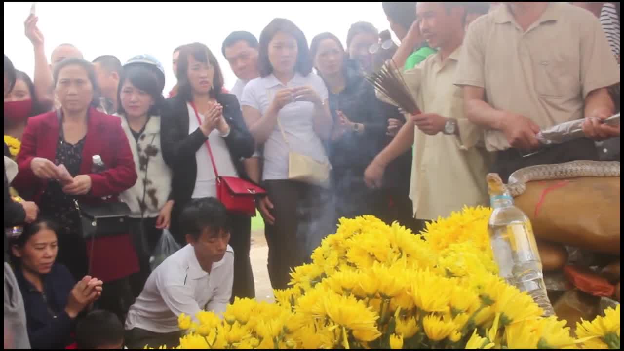 Hàng nghìn người dân bỏ tiền cúng rắn thần trên ngôi mộ vô danh ở Quảng Bình