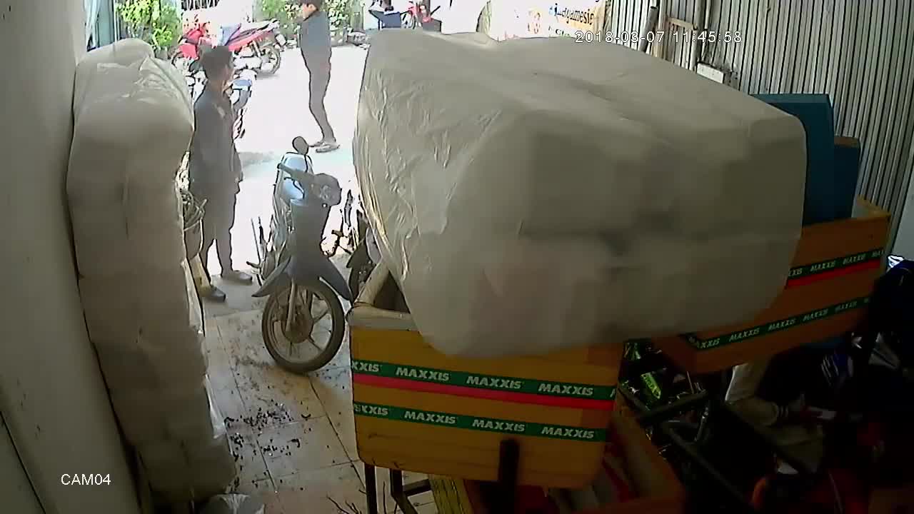 Thanh niên táo tợn bẻ khóa trộm xe máy trước mặt nhiều người