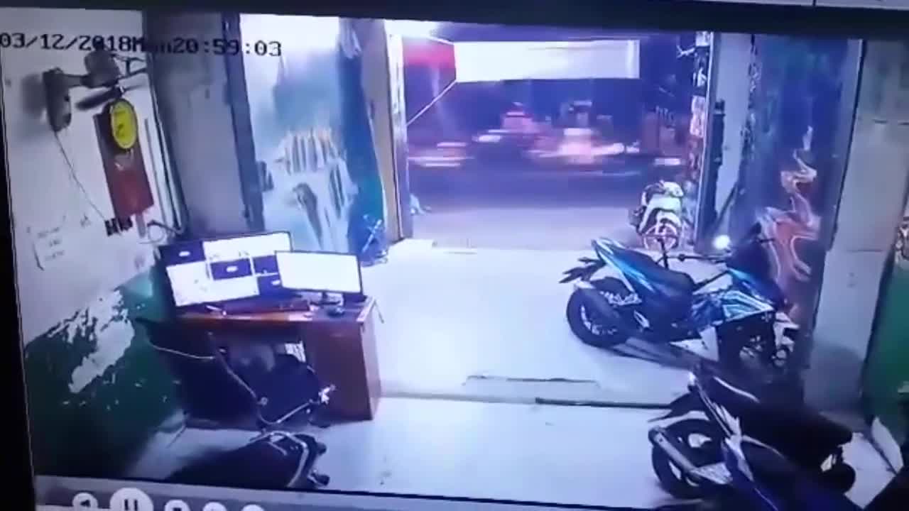 Trộm bẻ khóa cuỗm xe máy chỉ trong 10 giây giữa phố Sài Gòn