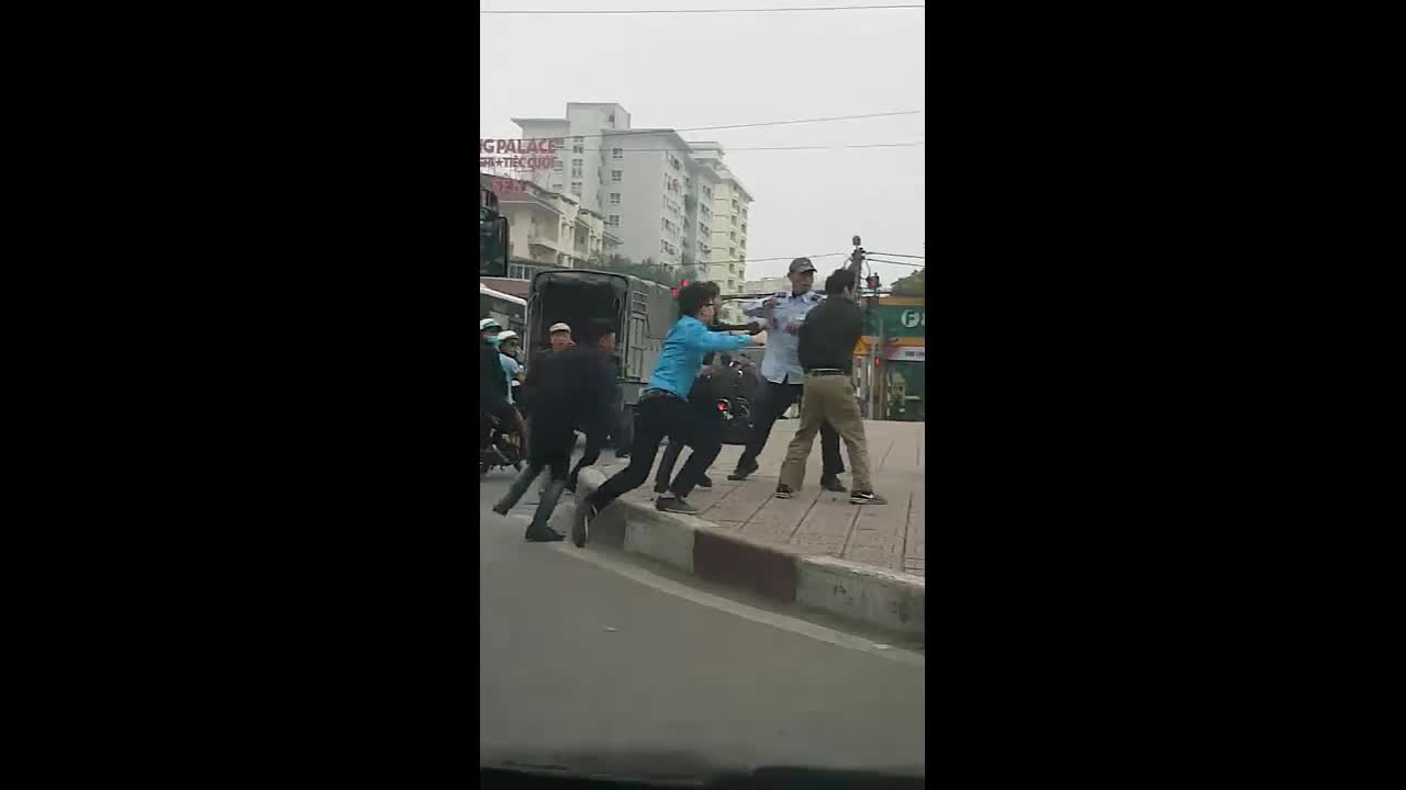Nhân viên xe buýt vác gạch đuổi đánh người giữa phố Hà Nội
