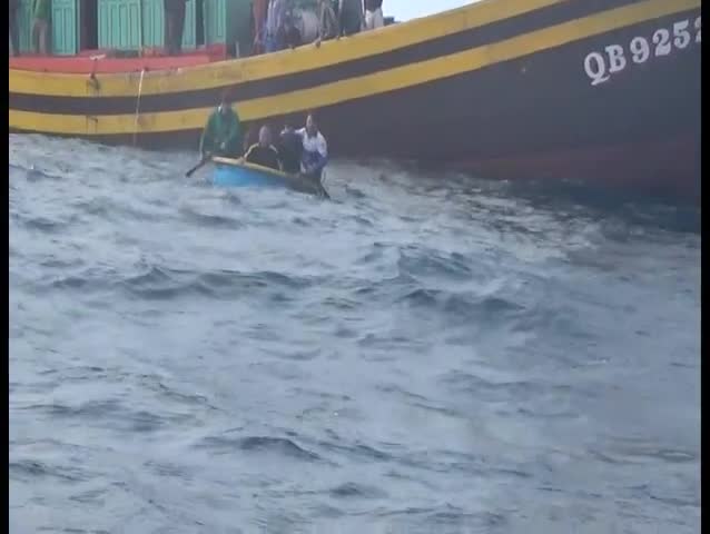 Quảng Bình: Cứu sống 7 ngư dân đắm tàu, trôi dạt nhiều giờ trên biển