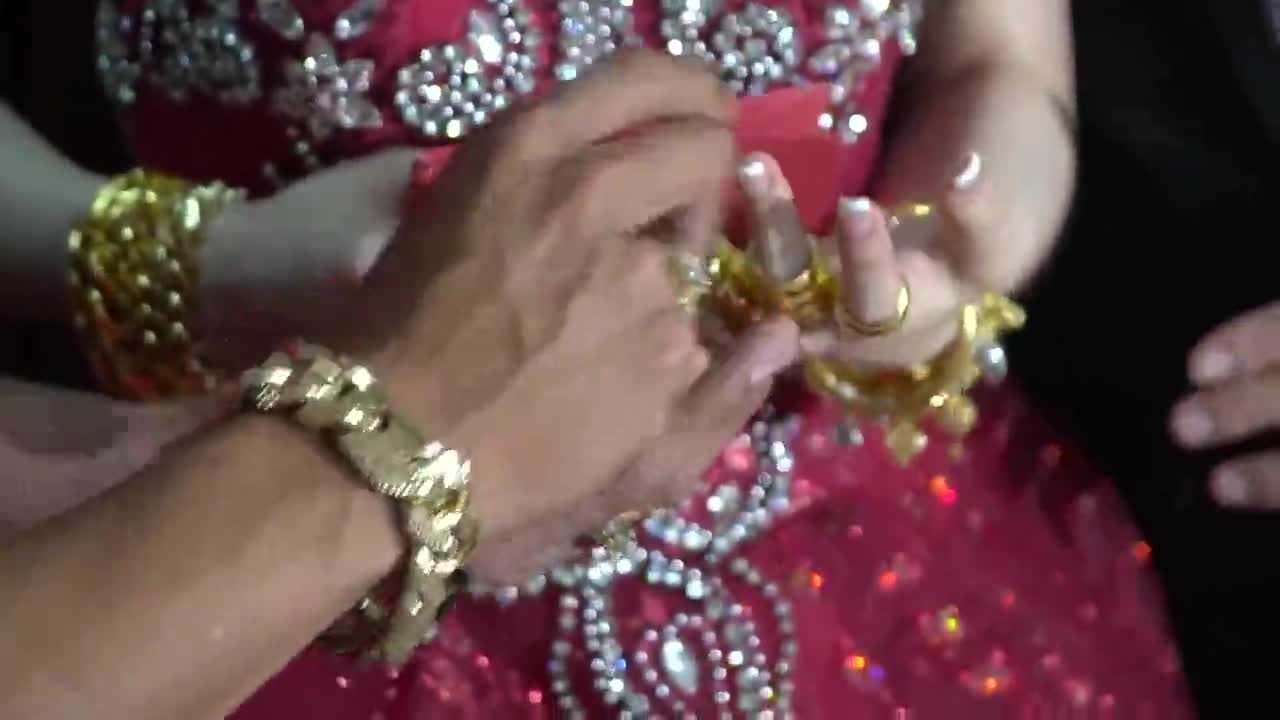 Xôn xao clip cô dâu Cà Mau đeo vàng kín tay trong ngày cưới 