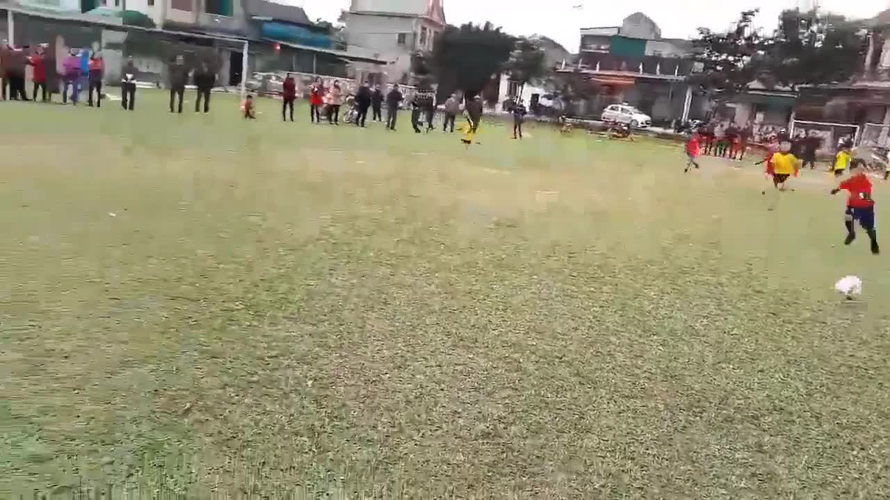 Video cậu bé 11 tuổi Hà Tĩnh đá bóng như Messi gây sốt